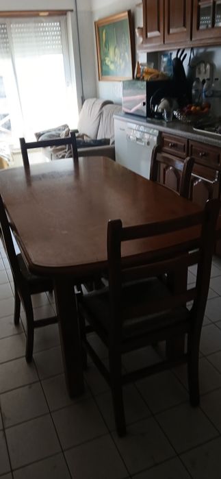 Vendo mesa com 4 cadeiras