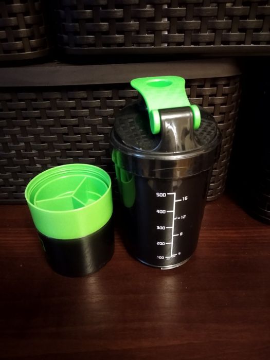 Шейкер для протеина или коктейлей с отсеком для лекарств.