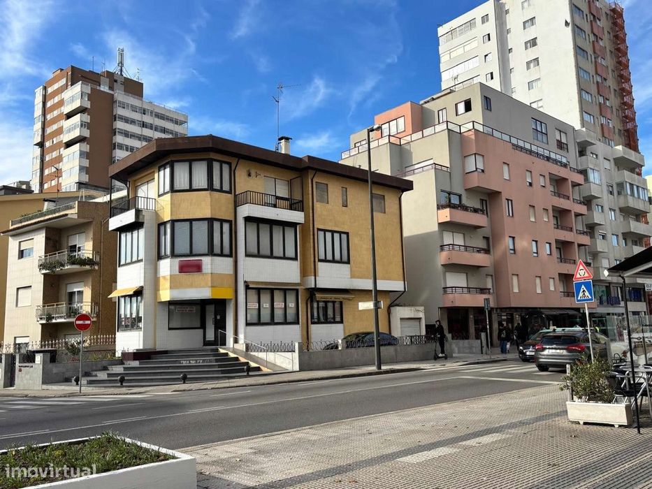 Arrendo loja de gaveto no centro da Póvoa de Varzim