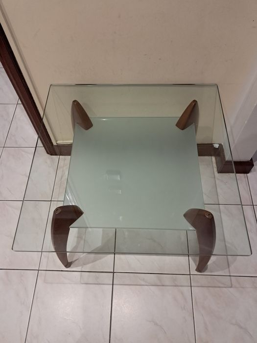 Mesa vidro e cerejeira nas medidas 60x60 cm e altura 44 cm