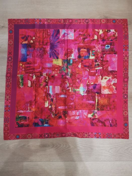 Красивый пестрый летний яркий платок под шелк