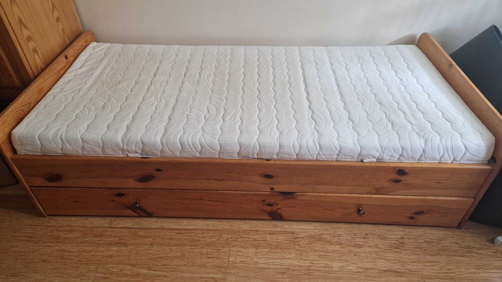 Łóżko sosnowe lite drewno z materacem i szufladą