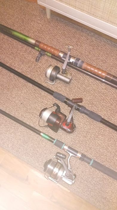 Canas e carretos de pesca
