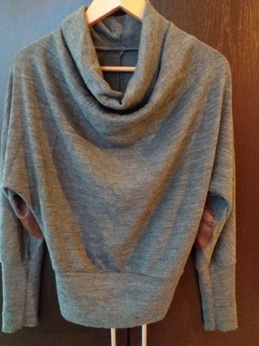 Siwy sweterków golf z brązowymi łatami na łokciach roz.Uniwersalny