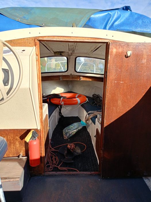 Łódka wędkarska kabinowa