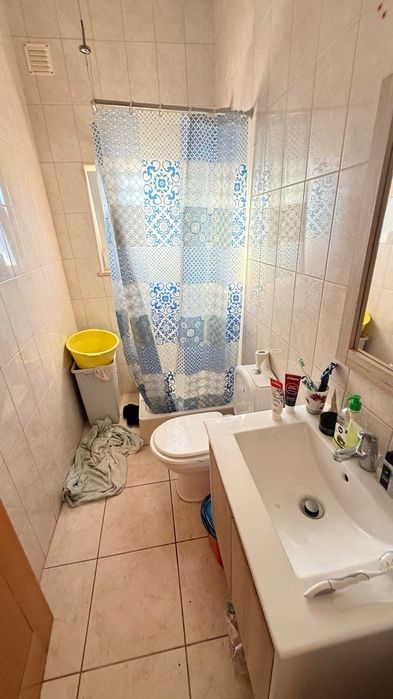 Aluga-se um quarto em Parchal.