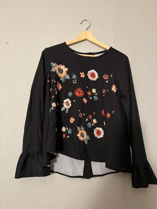 Bluzka koszula z długim rękawem czarna z kwiatami rozszerzana S