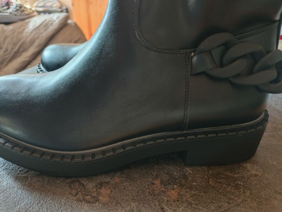 Piękne nowe czarne ocieplane botki ozdobione łańcuchem