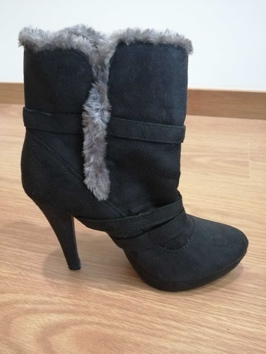 Botas salto alto camurça pretas com pêlo