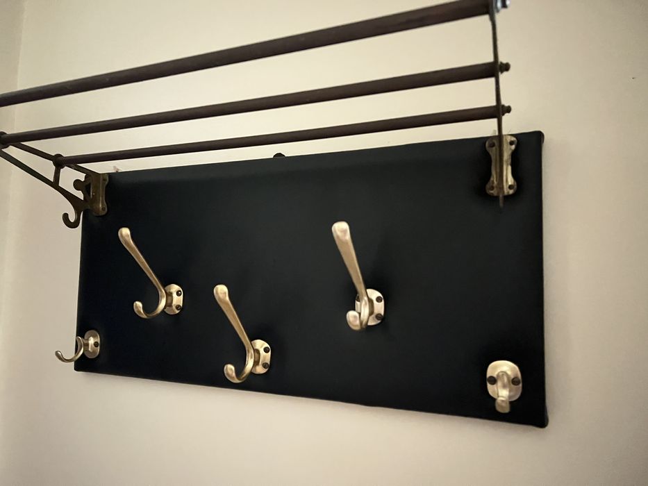 Bengaleiro em napa preta com prateleira em latão