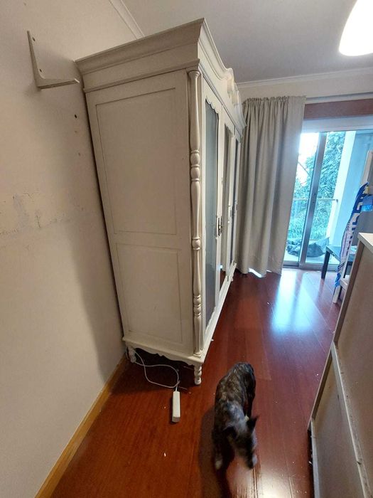 Roupeiro branco com espelho