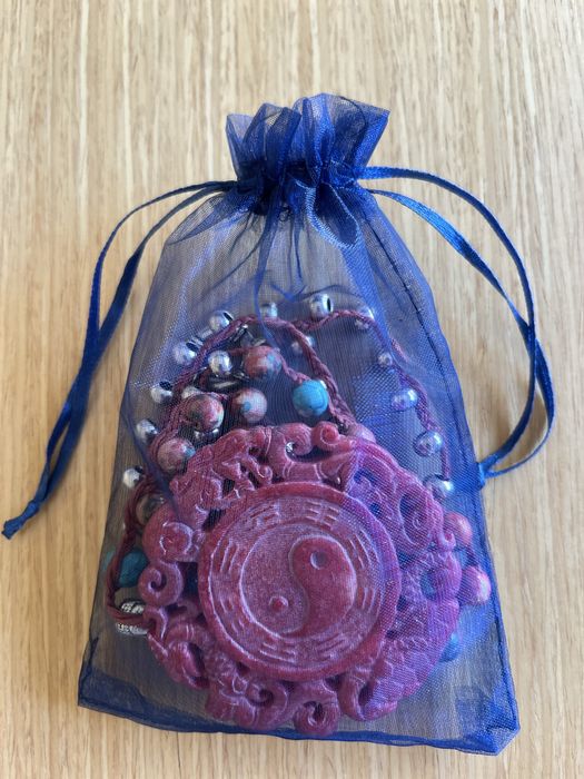 Colar HARMONIA azul/coral vom medalhão Yin/Yang