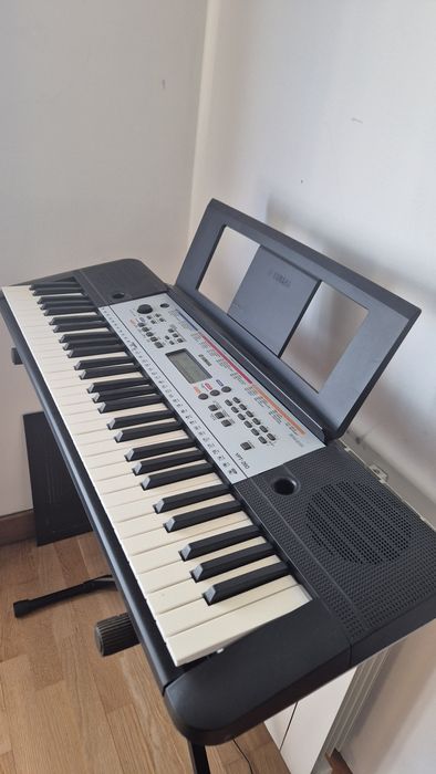 Teclado digital Yamaha YPT-260 em excelente estado.