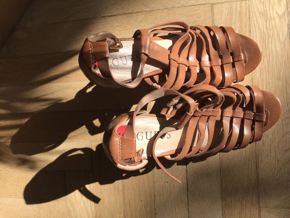 sandaly GUESS, ruda skora