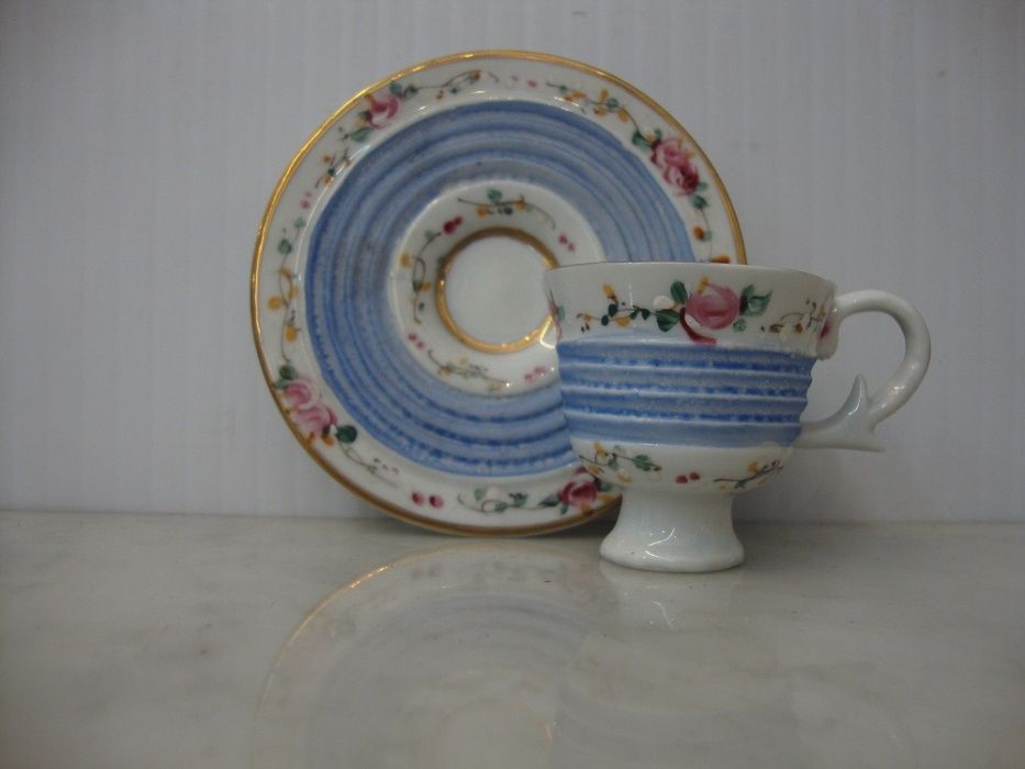 Chávena antiga em porcelana da Vista-Alegre
