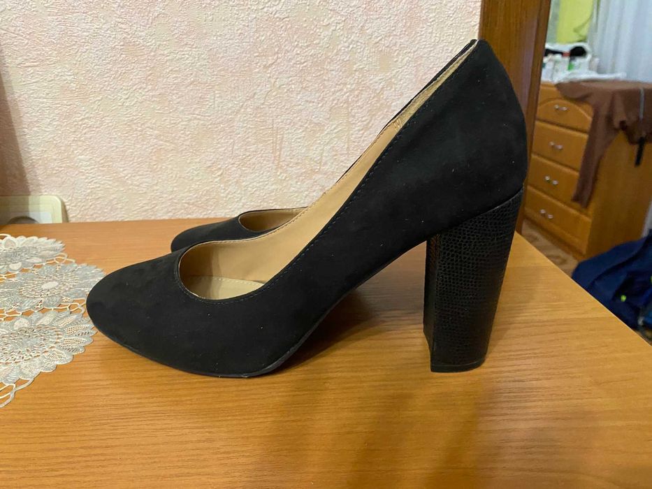 Новые замшевые черные туфли 40 размер стелька 25,5