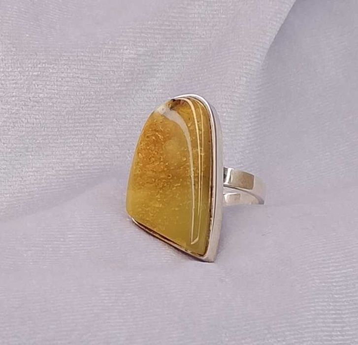 Srebrny pierścionek z bursztynem