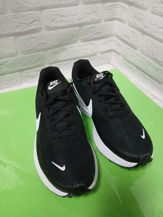 чоловічі бігові кросівки Nike Revolution 8 Black (артикул HJ9198-003).