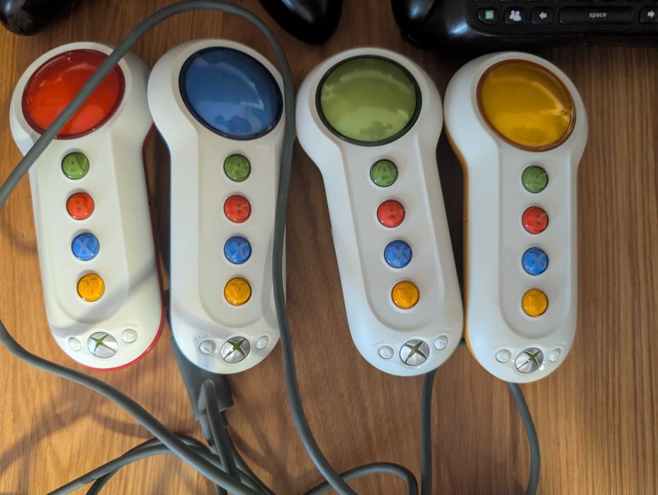 XBOX 360 + 4 pady + kinnect + gry + klawiatura do pada