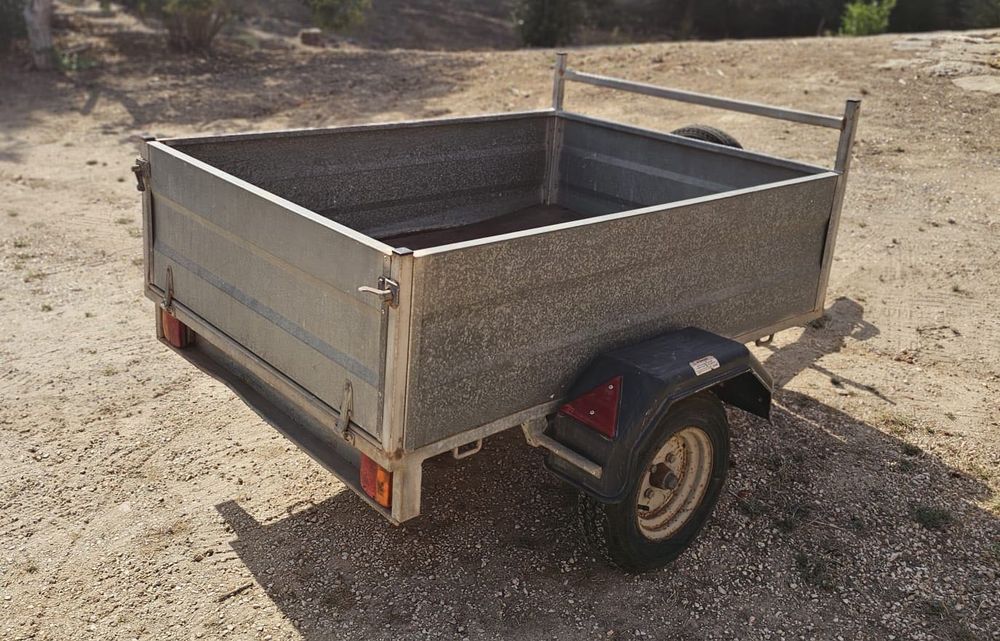 Atrelado marca Toniauto, modelo TC2, como novo
