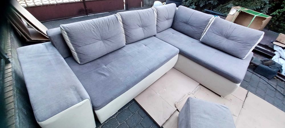 Naroznik z funkcją spania + dwie pufy