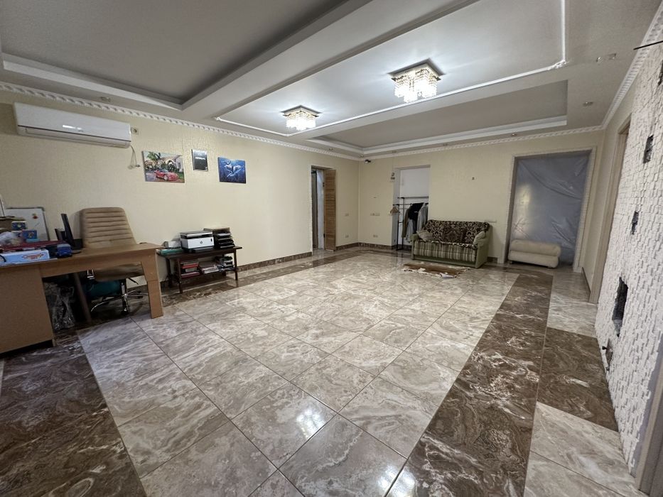 Продам 2-х этажный каменный дом  в Варваровке на участке 7. 12 соток