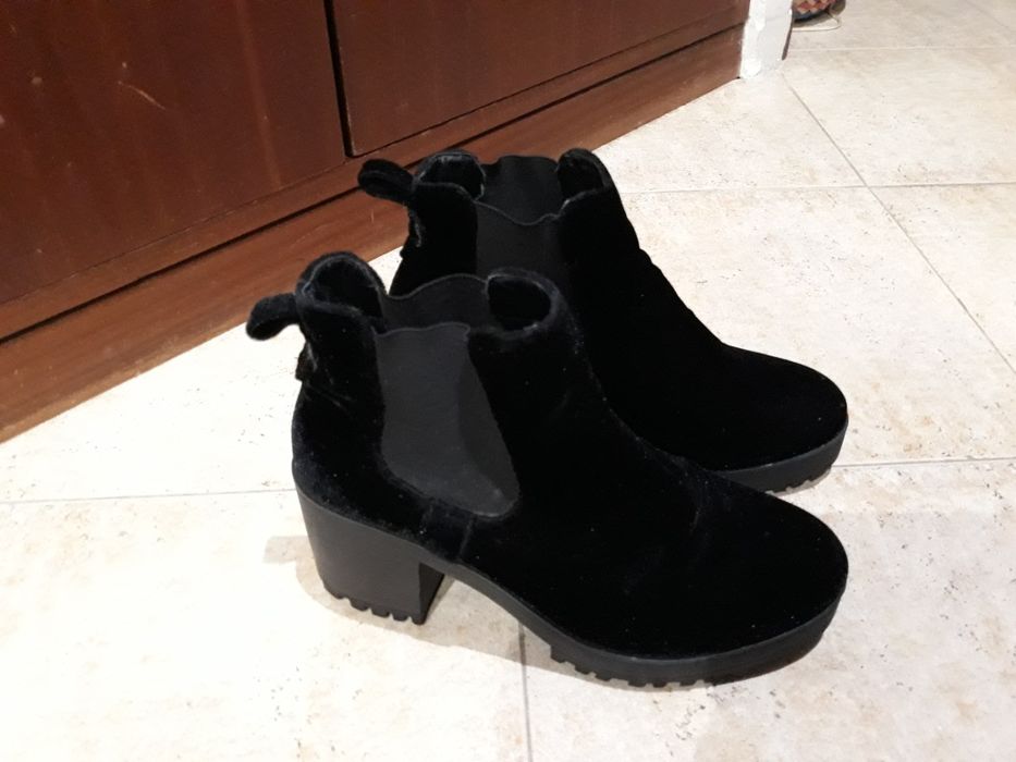 Botas pretas de veludo