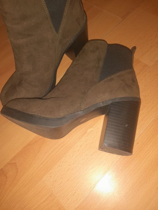 Замшеві ботинки на каблуках