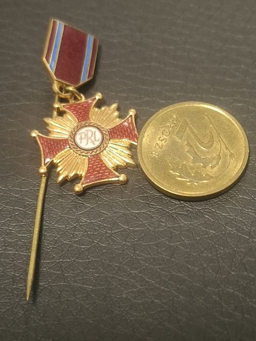 Miniaturka medalu, odznaczenia z PRL. Krzyż zasługi