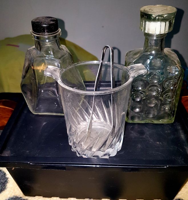 Garrafas vidro vintage e  balde vidro vintage para gelo e copos