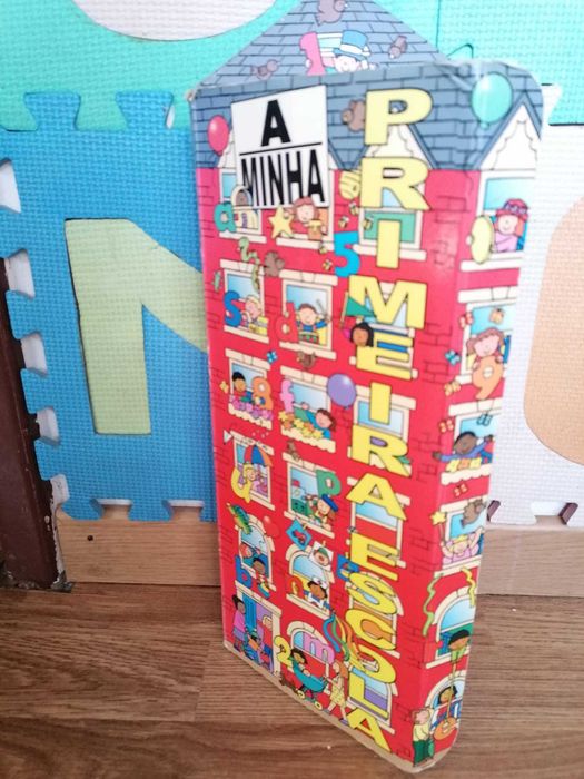 Livros pequenos dentro de uma casinha