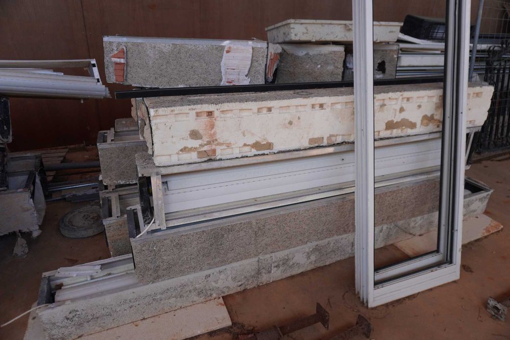 Portas e Janelas de Vidro Duplo Térmico com Estores Elétricos