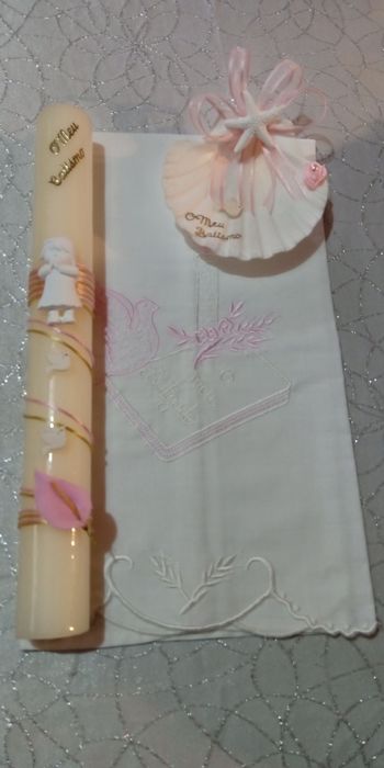 Conjunto para batismo, vela, concha e toalha.