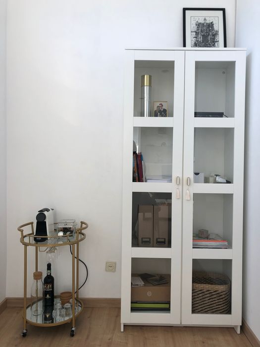 Estante com portas de vidro