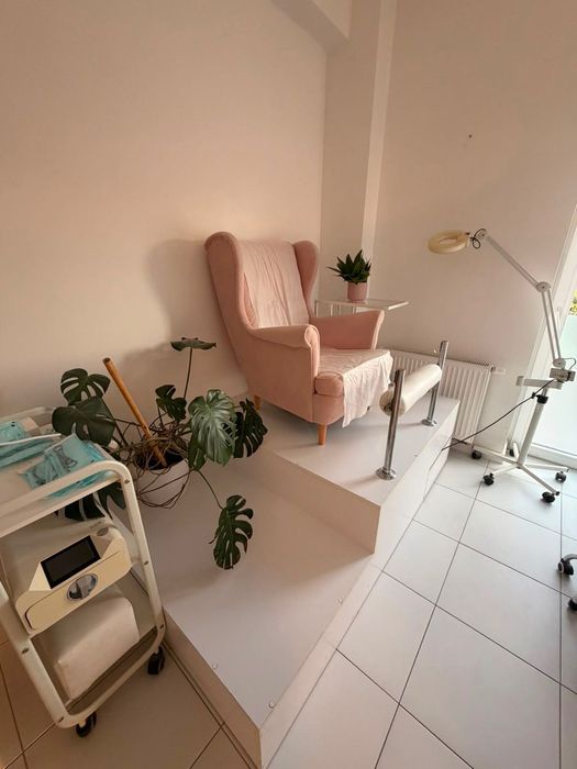 Podest kosmetyczny do pedicure razem z fotelem i podnóżkiem