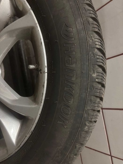 Komplet opon zimowych Hankook 225/60 R18 z oryginalnymi alufelgami BMW
