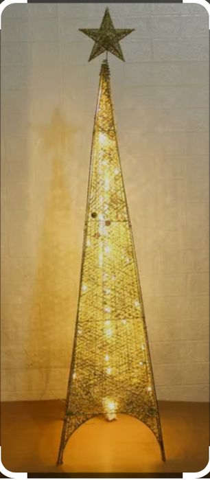 Vendo Árvore de Natal dourada em forma de torre