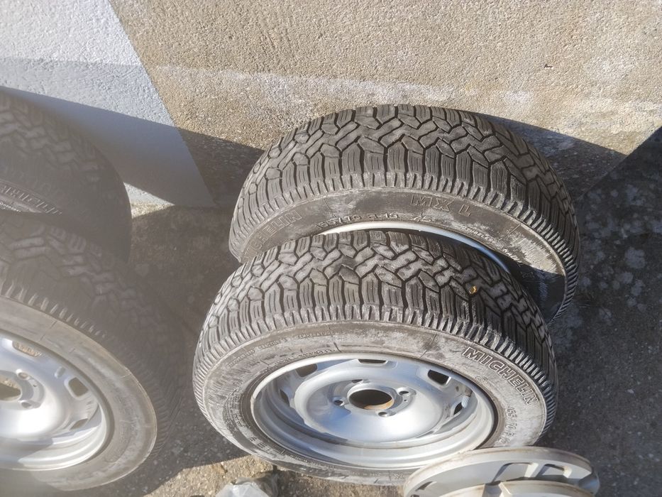 Jantes com pneu, tampão e parafusos de fixação