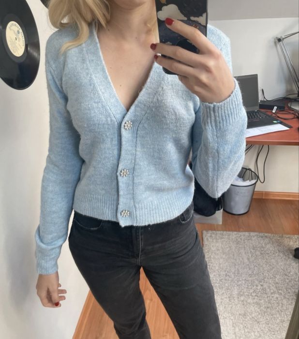 Śliczny błękitny sweterek