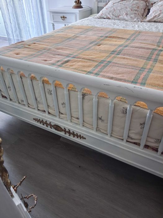 Cama de casal com cómoda