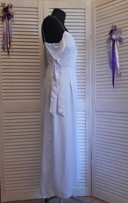 Шикарное свадебное атласное платье на пуговичках