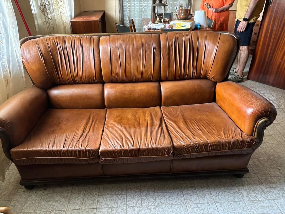 Sofá de 3 lugares + duas poltronas em pele