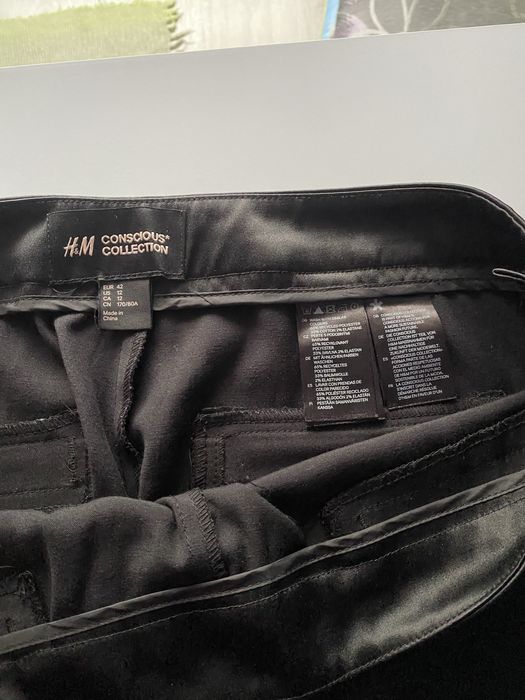 Czarne spodnie z połyskiem i koronką H&M