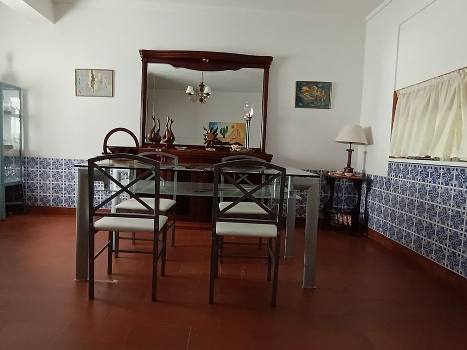 Apartamento T1, a 200 m da praia de Costa da Caparica, com varanda para a principal rua de comércio e restauração. Disponível em Setembro.
