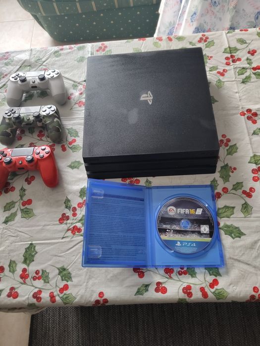 PlayStation 4 Pro 1TB + 4 Jogos + Comando + Cabos