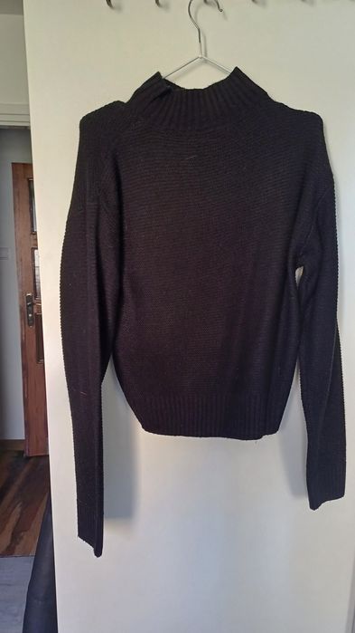 Czarny sweterek z golfem