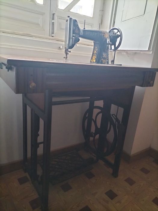 Máquina de Costura Antiga Pfaff 30, Séc. XX