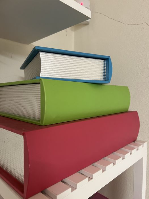 Caixas em forma de livro quarto criança