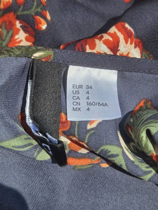 Granatowa sukienka w czerwone kwiaty XXS