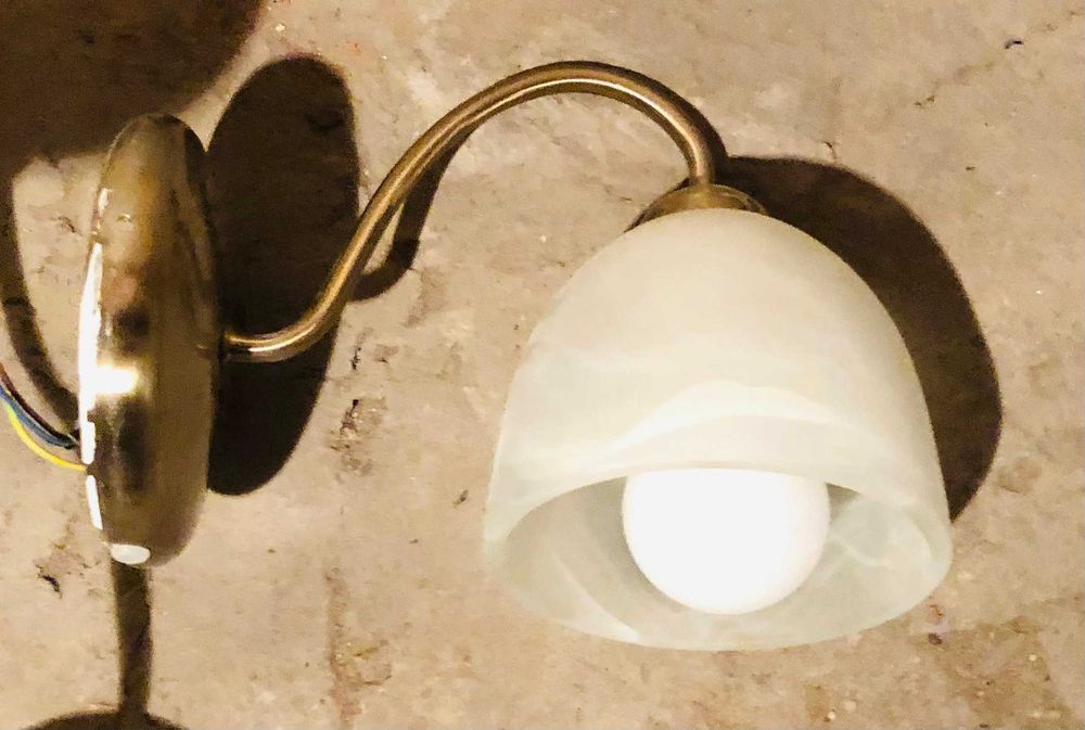 Trzy lampy ze szklanymi kloszami - cena łączna za trzy sztuki: 90 zł